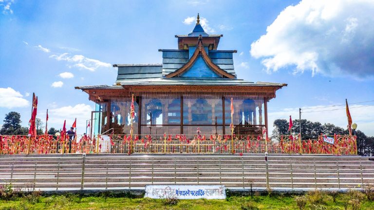 Wooden Hatu Mata Temple, a highlight of a Narkanda sightseeing tour.