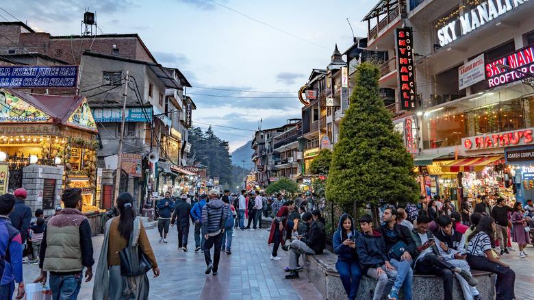 Manali Mall Road Chandigarh to Manali tour package trip